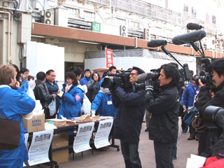 テレビ、新聞などの取材陣