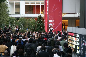 多くのお客様が集まった会場の「UDXアキバ広場」